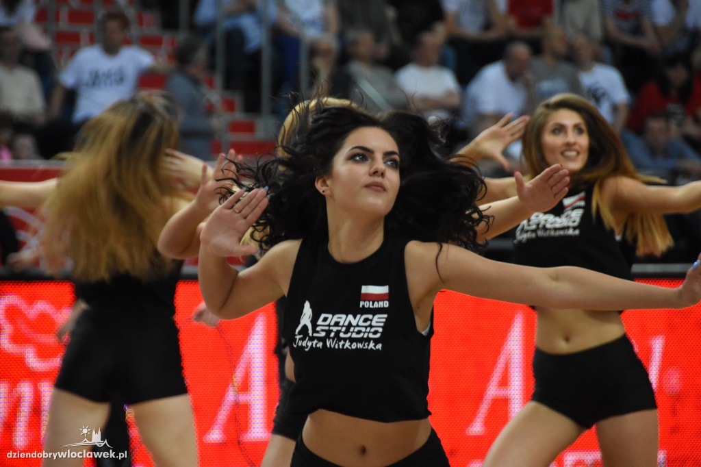 Anwil Dance Team na meczu z Czarnymi