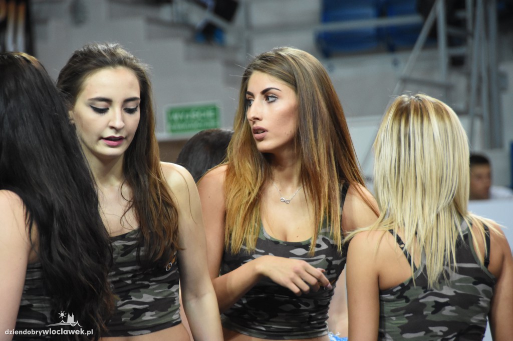 Anwil Dance Team na meczu z Czarnymi