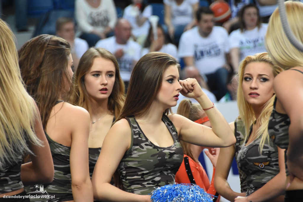 Anwil Dance Team na meczu z Czarnymi