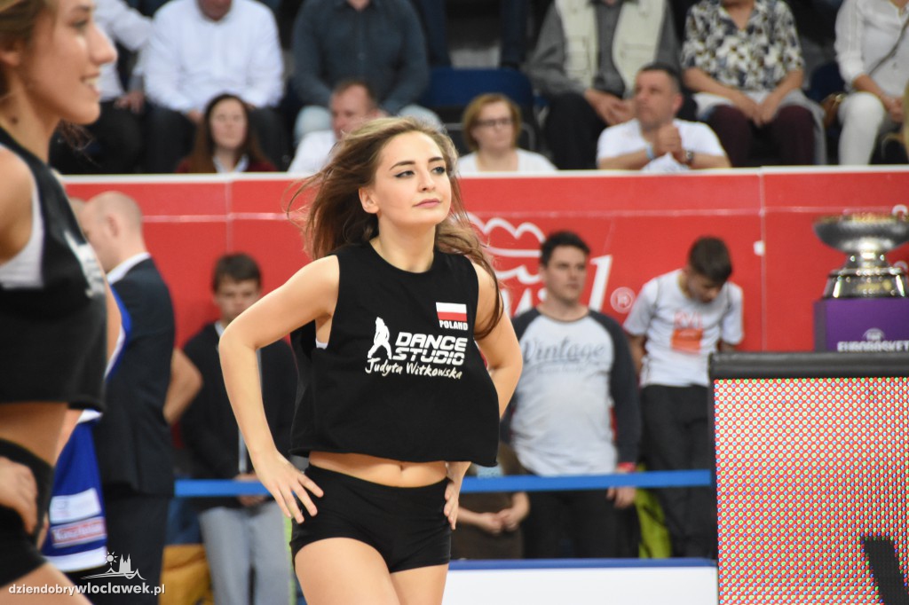 Anwil Dance Team na meczu z Czarnymi
