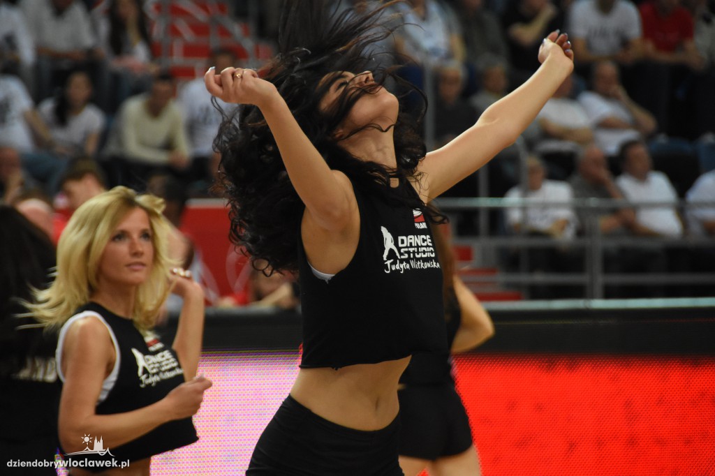 Anwil Dance Team na meczu z Czarnymi