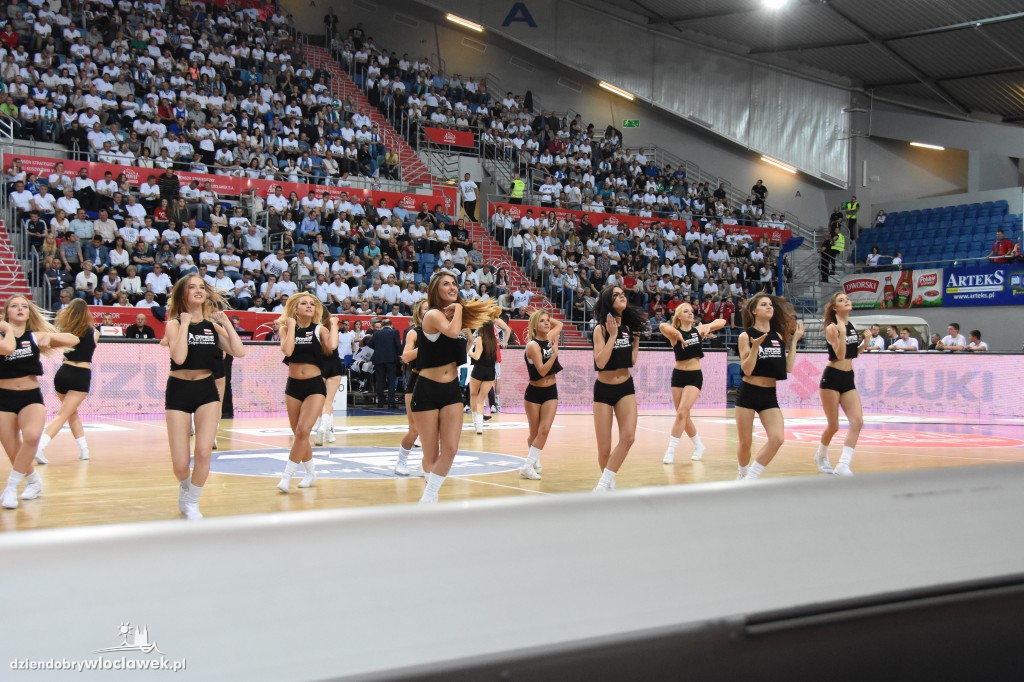 Anwil Dance Team na meczu z Czarnymi