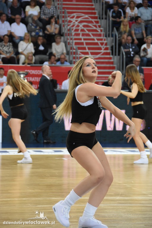 Anwil Dance Team na meczu z Czarnymi