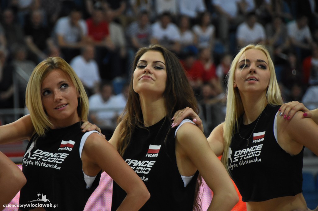 Anwil Dance Team na meczu z Czarnymi