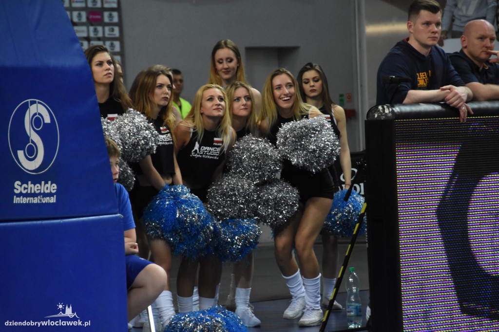 Anwil Dance Team na meczu z Czarnymi
