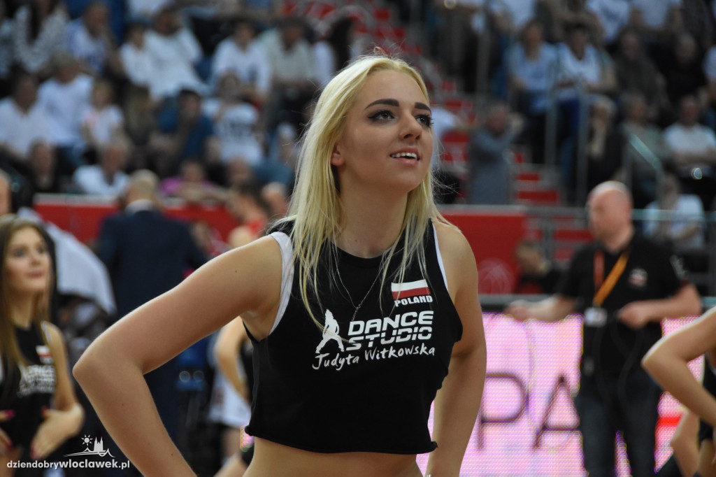 Anwil Dance Team na meczu z Czarnymi