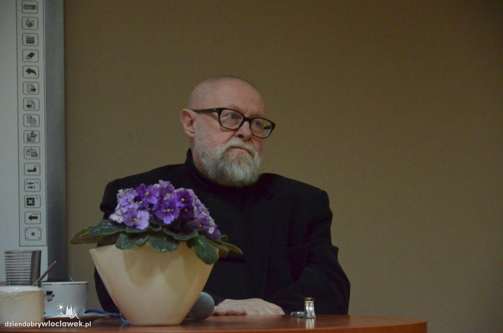 Prof. Jerzy Bralczyk w bibliotece