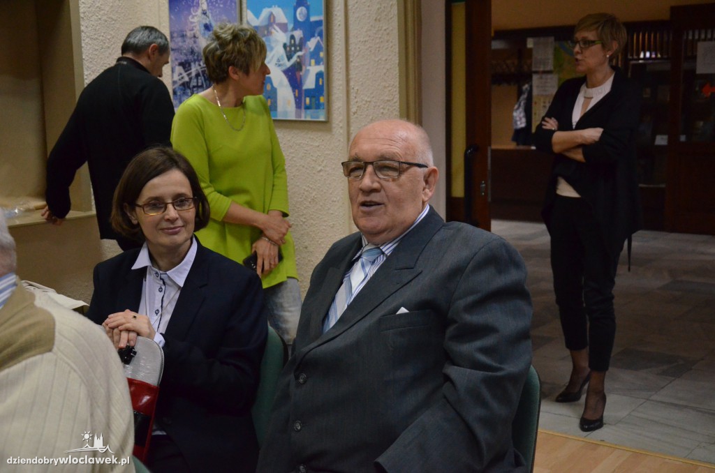 Prof. Jerzy Bralczyk w bibliotece
