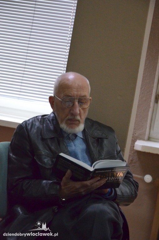 Prof. Jerzy Bralczyk w bibliotece
