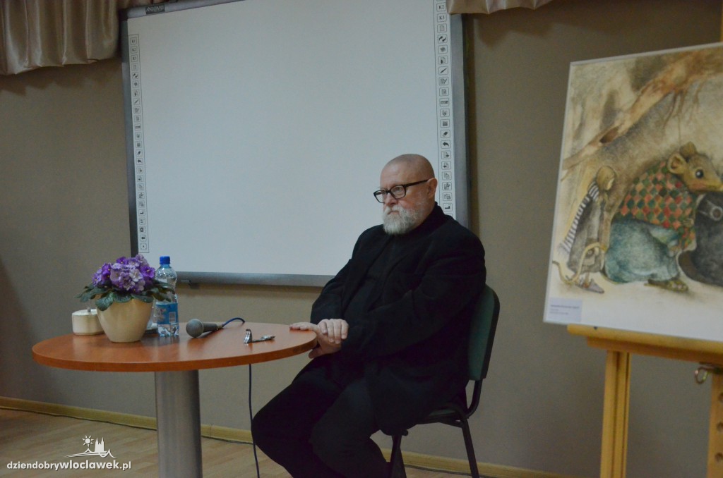 Prof. Jerzy Bralczyk w bibliotece