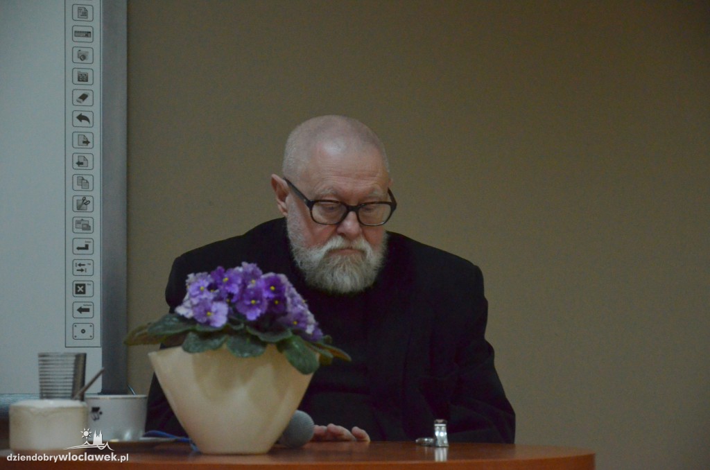 Prof. Jerzy Bralczyk w bibliotece