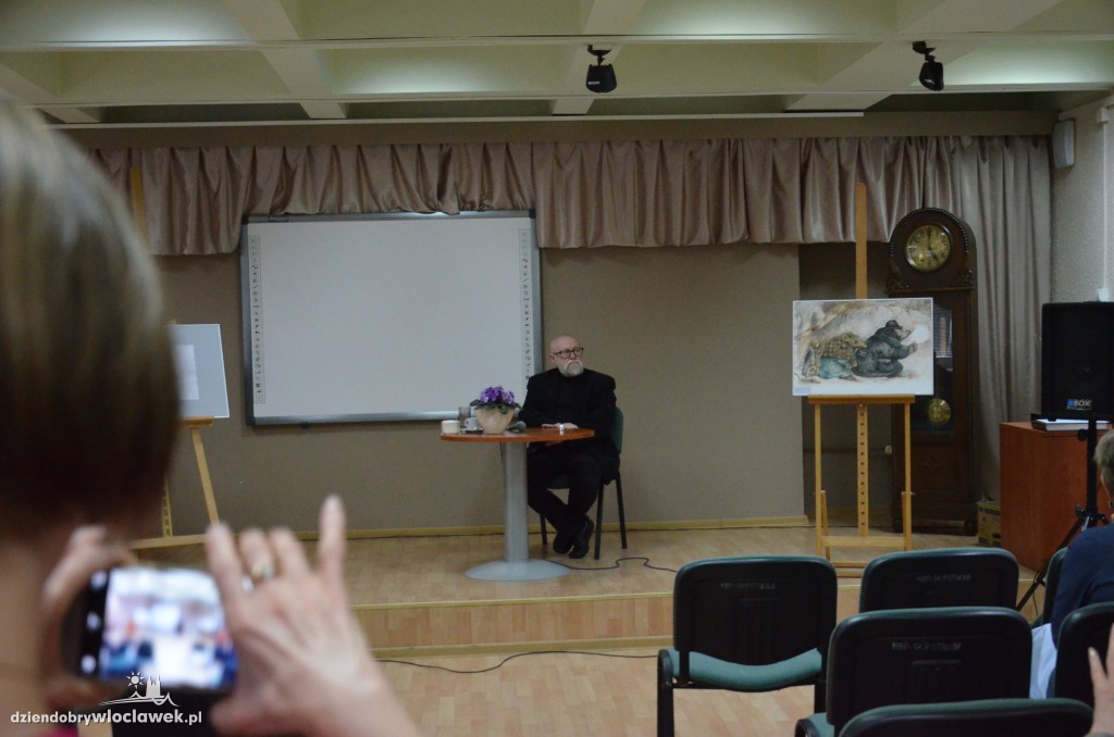 Prof. Jerzy Bralczyk w bibliotece
