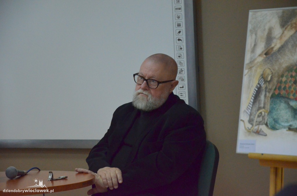 Prof. Jerzy Bralczyk w bibliotece