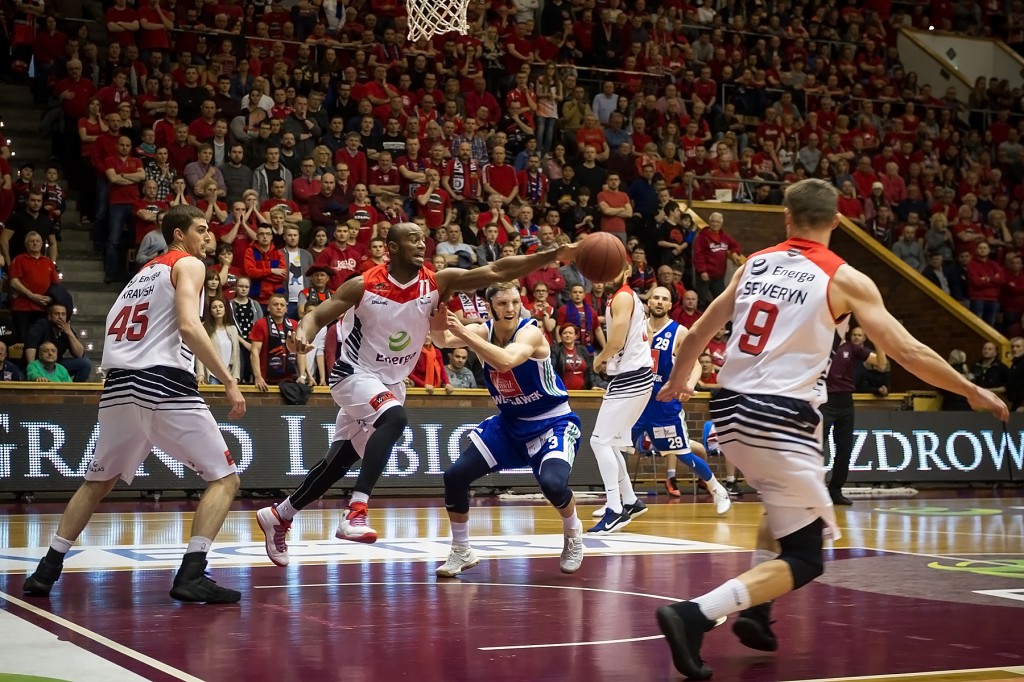 Anwil wygrywa z Czarnymi Słupsku