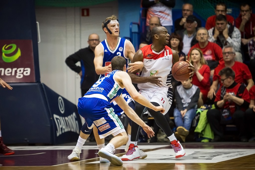 Anwil wygrywa z Czarnymi Słupsku