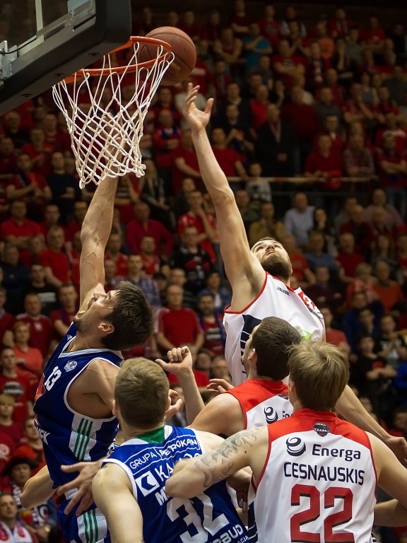 Anwil wygrywa z Czarnymi Słupsku