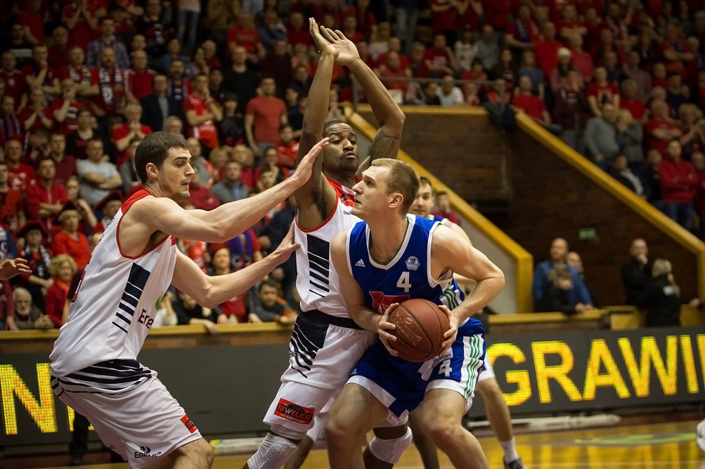 Anwil wygrywa z Czarnymi Słupsku