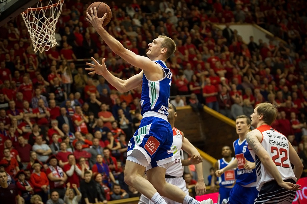 Anwil wygrywa z Czarnymi Słupsku