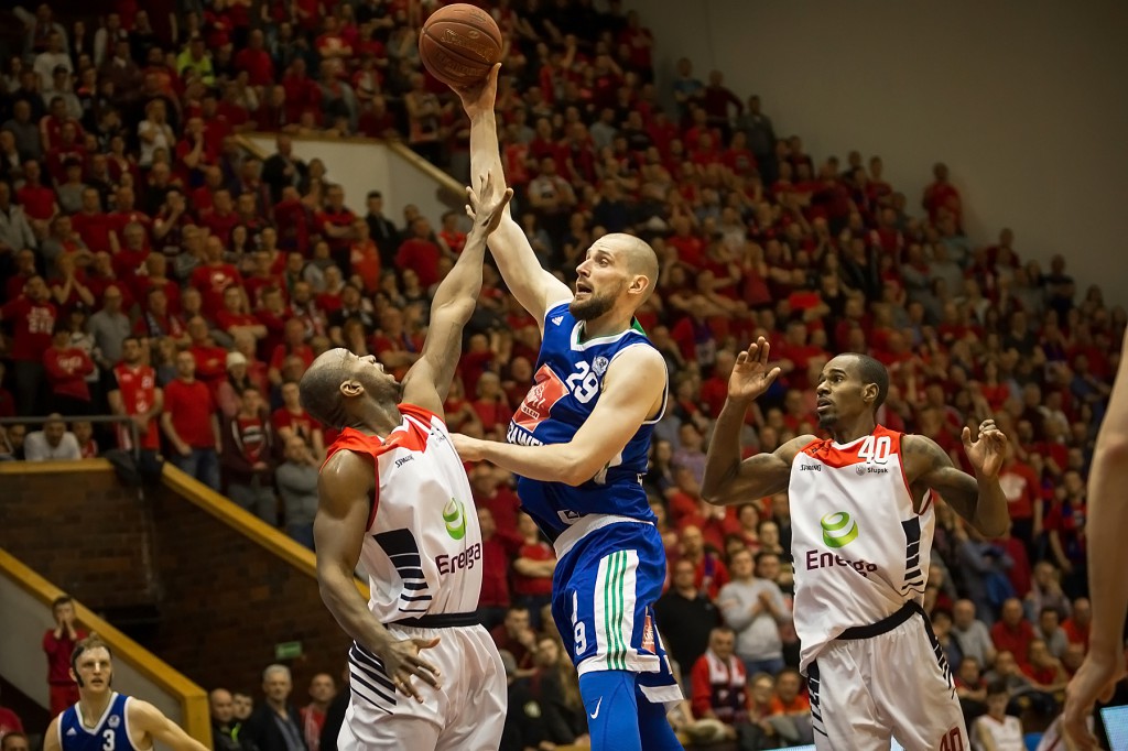 Anwil wygrywa z Czarnymi Słupsku