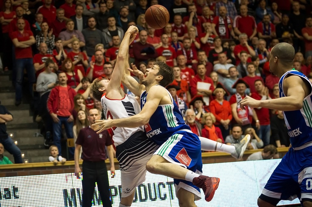 Anwil wygrywa z Czarnymi Słupsku