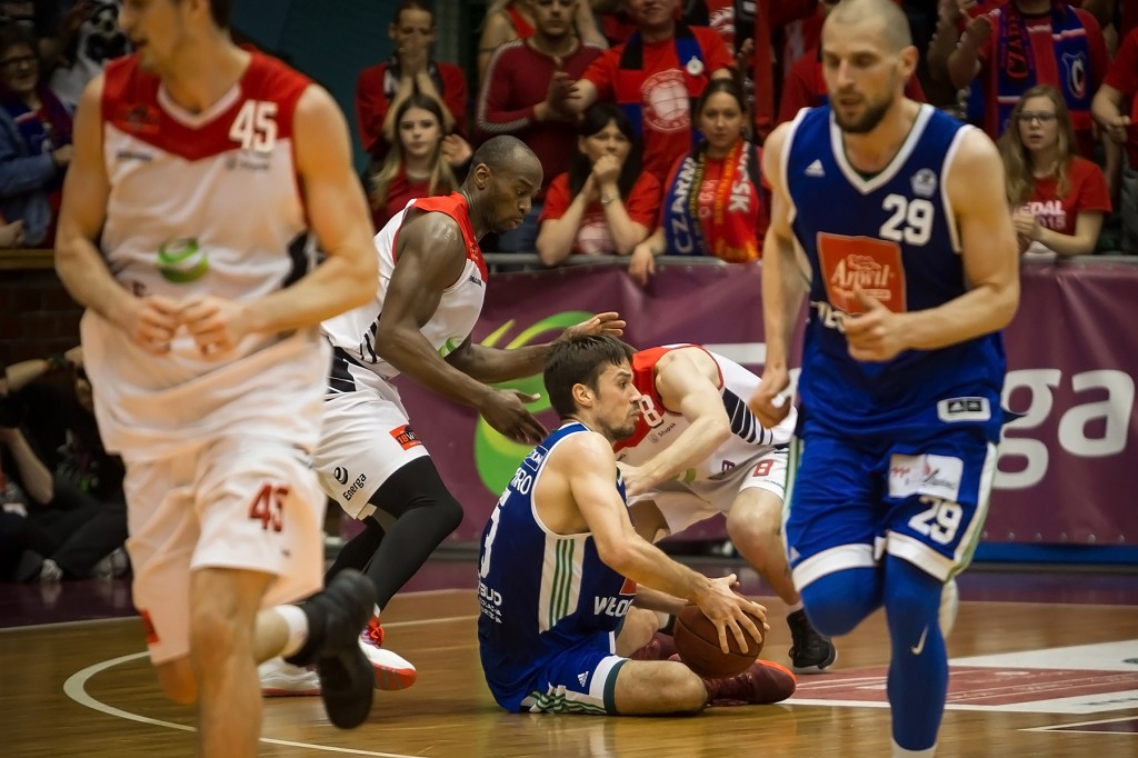 Anwil wygrywa z Czarnymi Słupsku