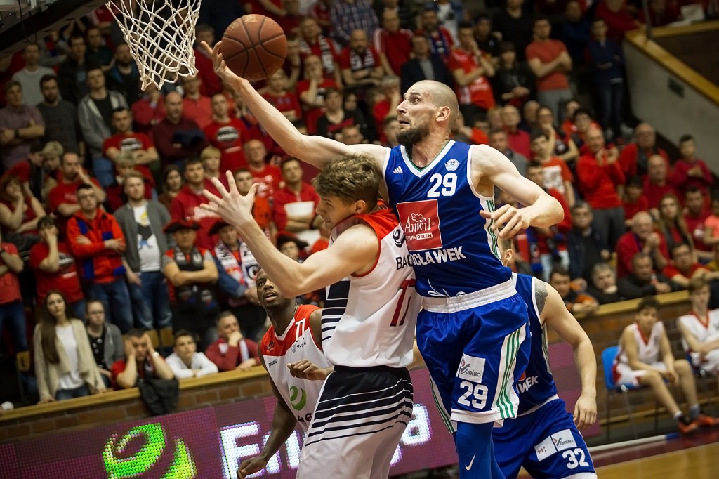 Anwil wygrywa z Czarnymi Słupsku
