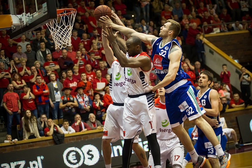 Anwil wygrywa z Czarnymi Słupsku