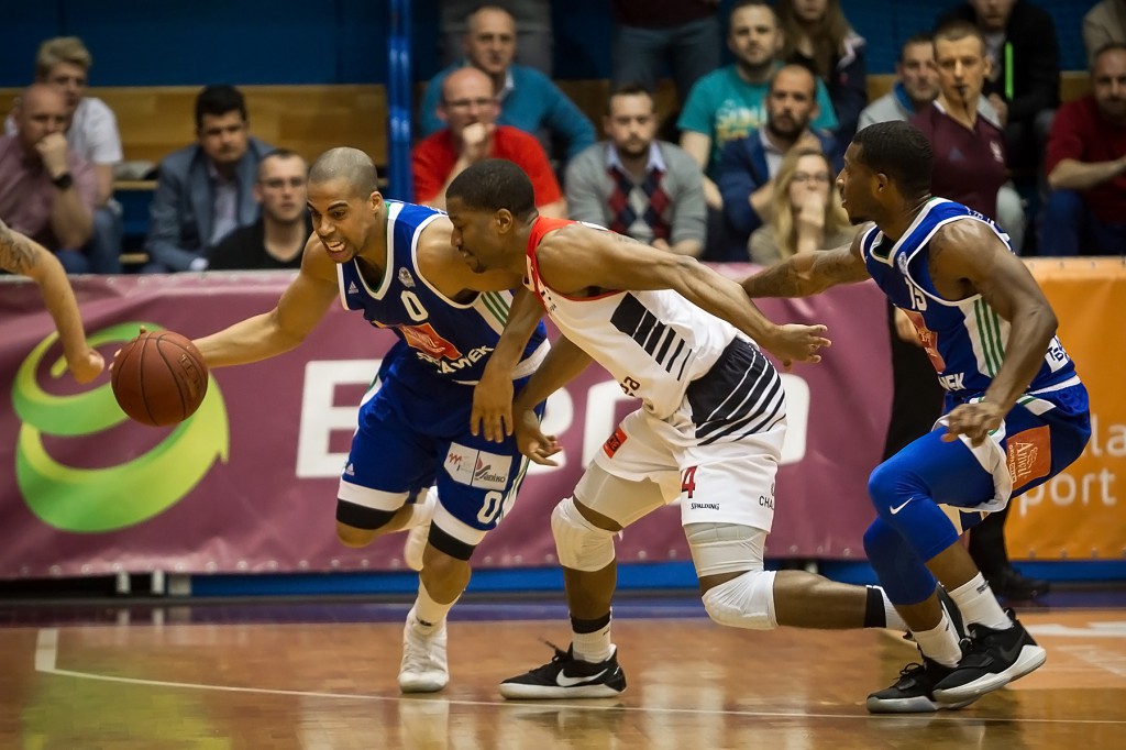 Anwil wygrywa z Czarnymi Słupsku
