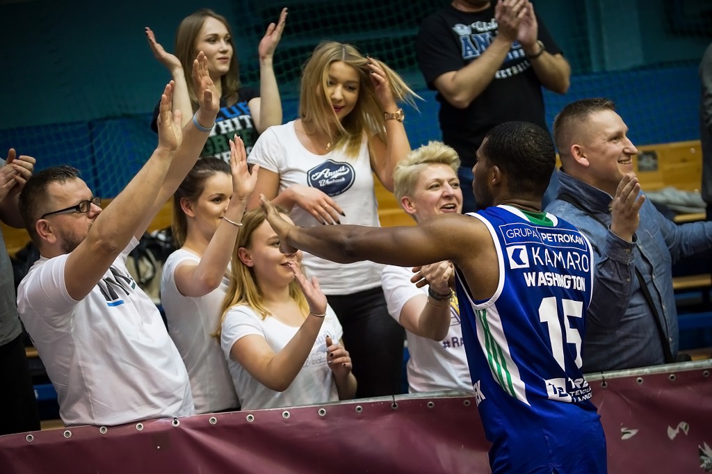 Anwil wygrywa z Czarnymi Słupsku