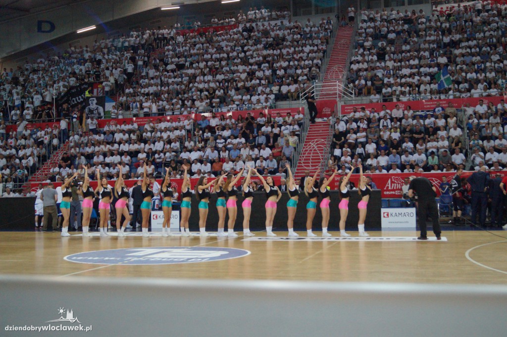 Anwil Dance Team na meczu z Czarnymi