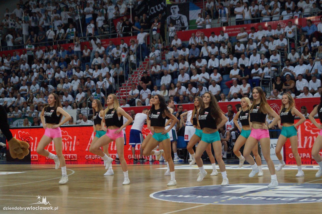 Anwil Dance Team na meczu z Czarnymi