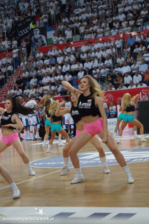 Anwil Dance Team na meczu z Czarnymi
