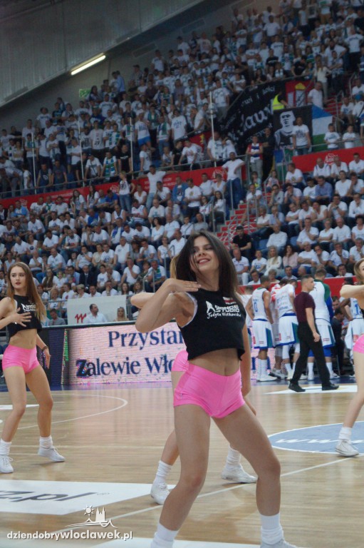 Anwil Dance Team na meczu z Czarnymi