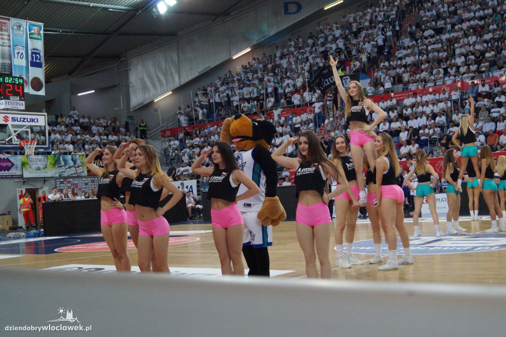 Anwil Dance Team na meczu z Czarnymi