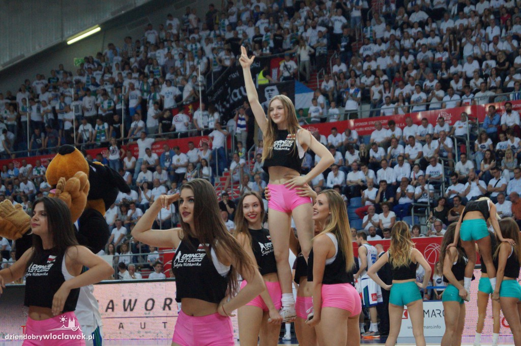 Anwil Dance Team na meczu z Czarnymi