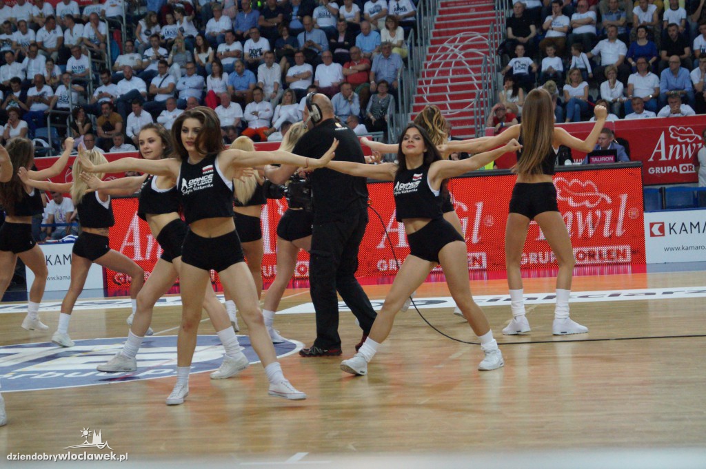 Anwil Dance Team na meczu z Czarnymi