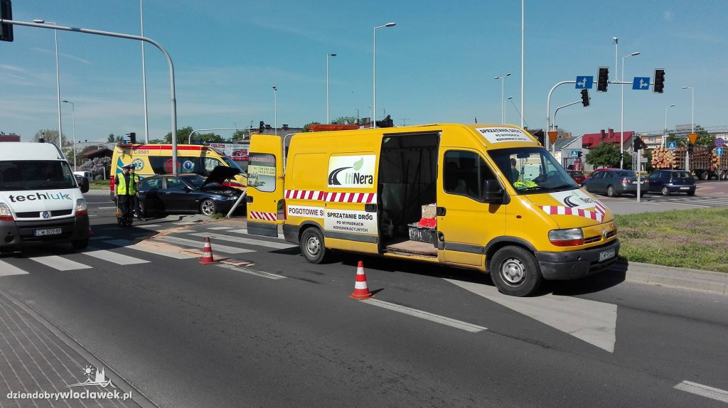 Osobówka zderzyła się z karetką