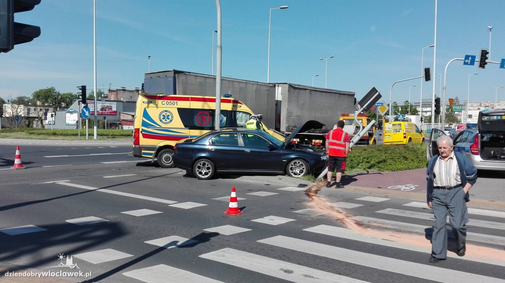 Osobówka zderzyła się z karetką