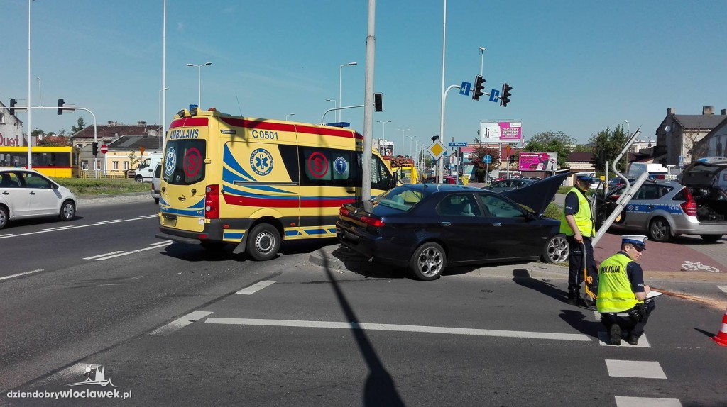 Osobówka zderzyła się z karetką