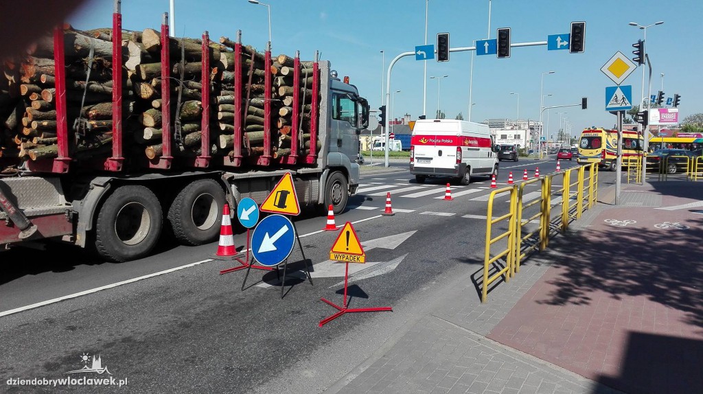 Osobówka zderzyła się z karetką