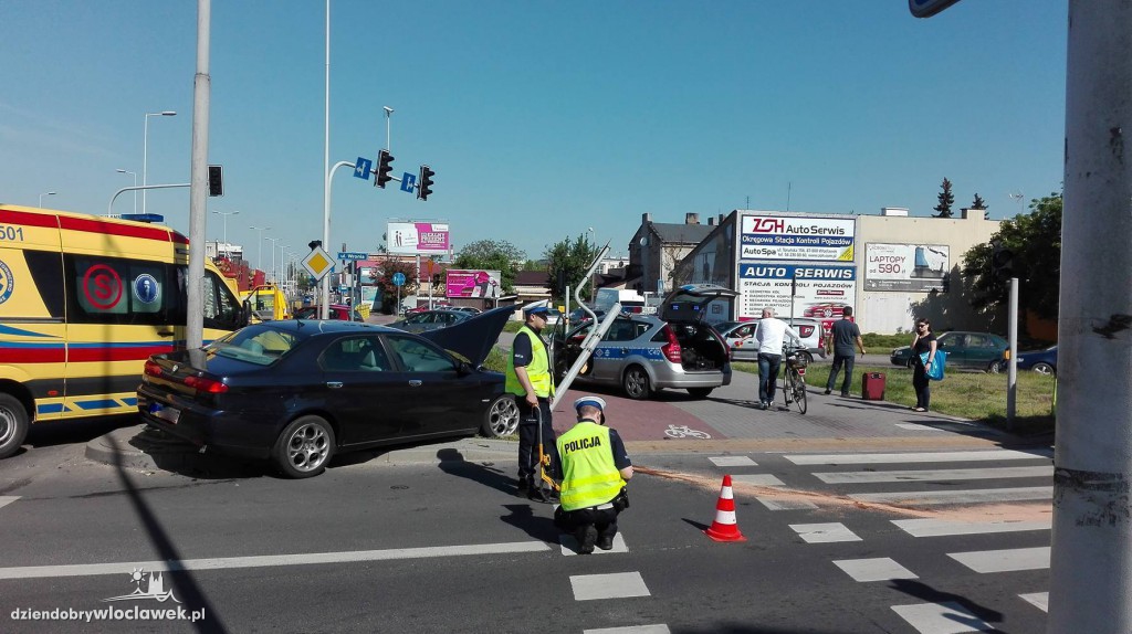Osobówka zderzyła się z karetką