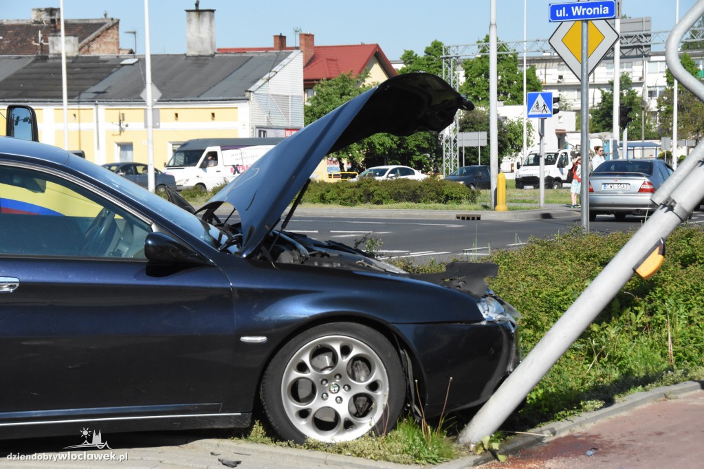Osobówka zderzyła się z karetką