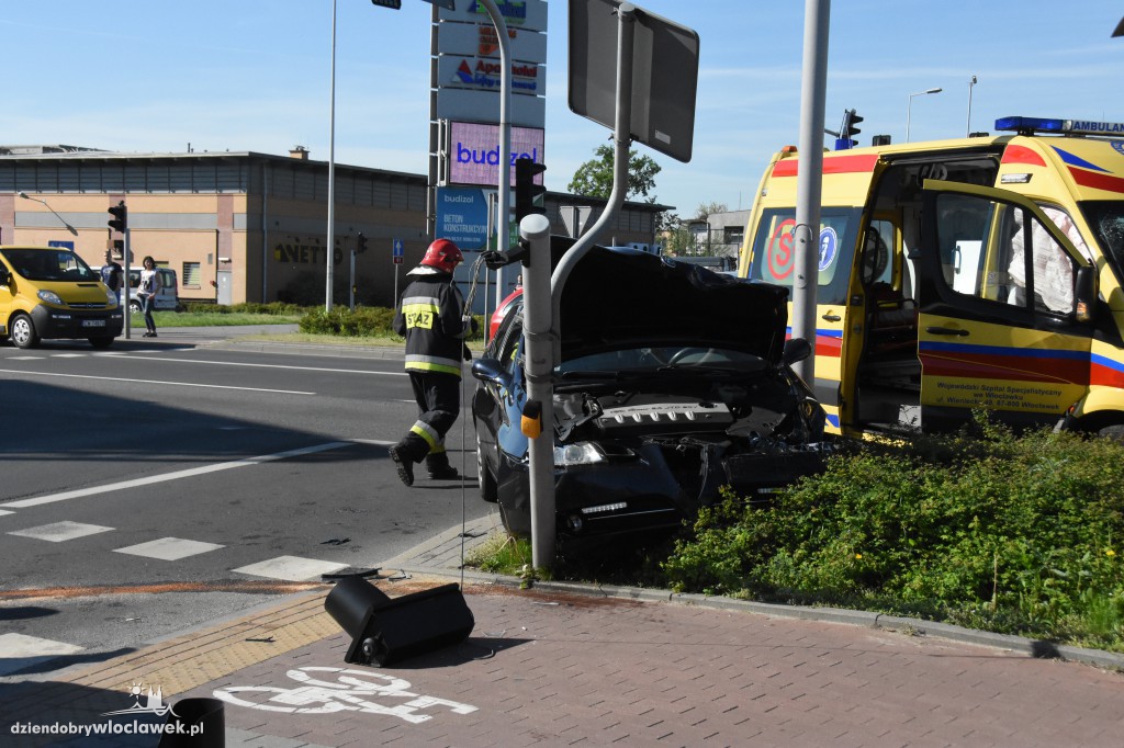 Osobówka zderzyła się z karetką