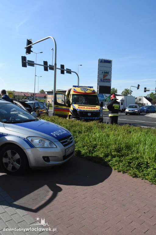 Osobówka zderzyła się z karetką