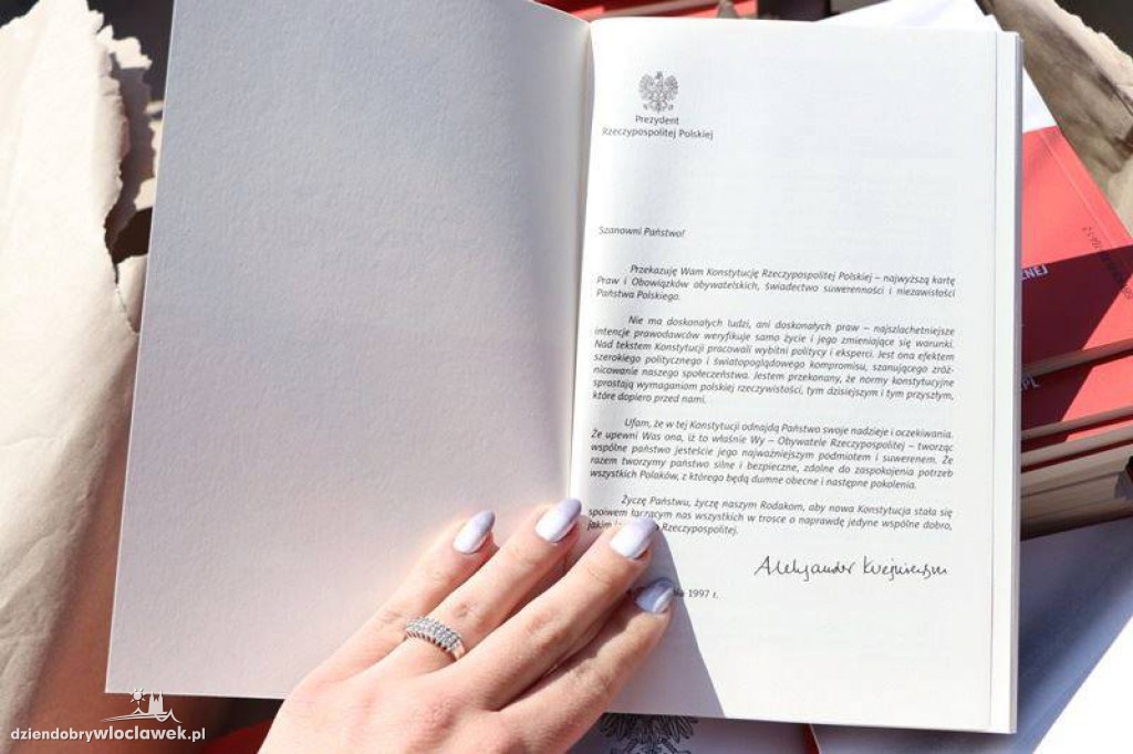SLD rozdaje konstytucję