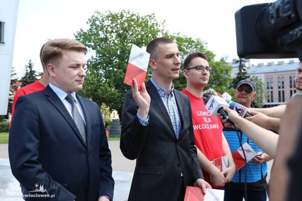 SLD rozdaje konstytucję