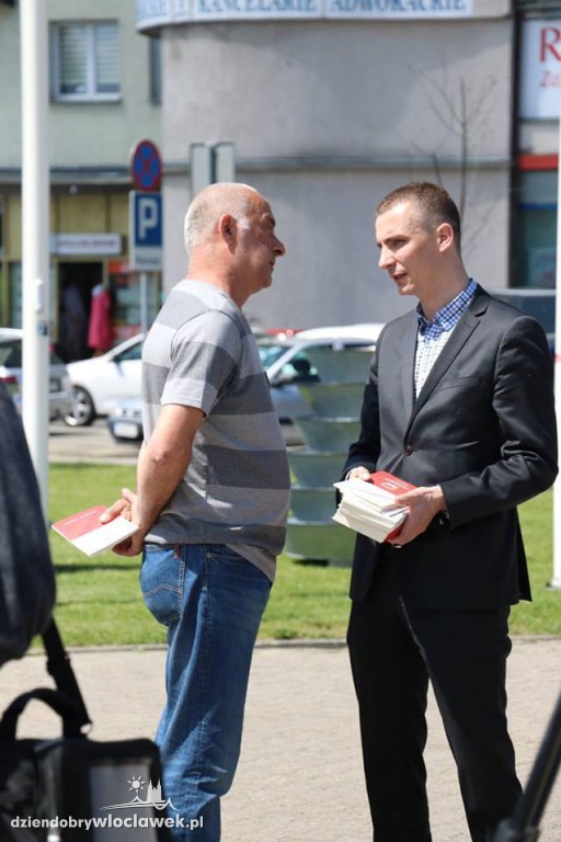 SLD rozdaje konstytucję