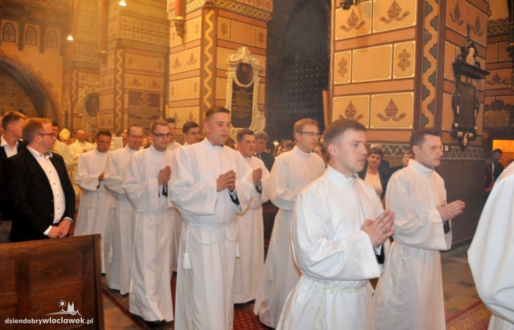 Biskup wyświęcił alumnów
