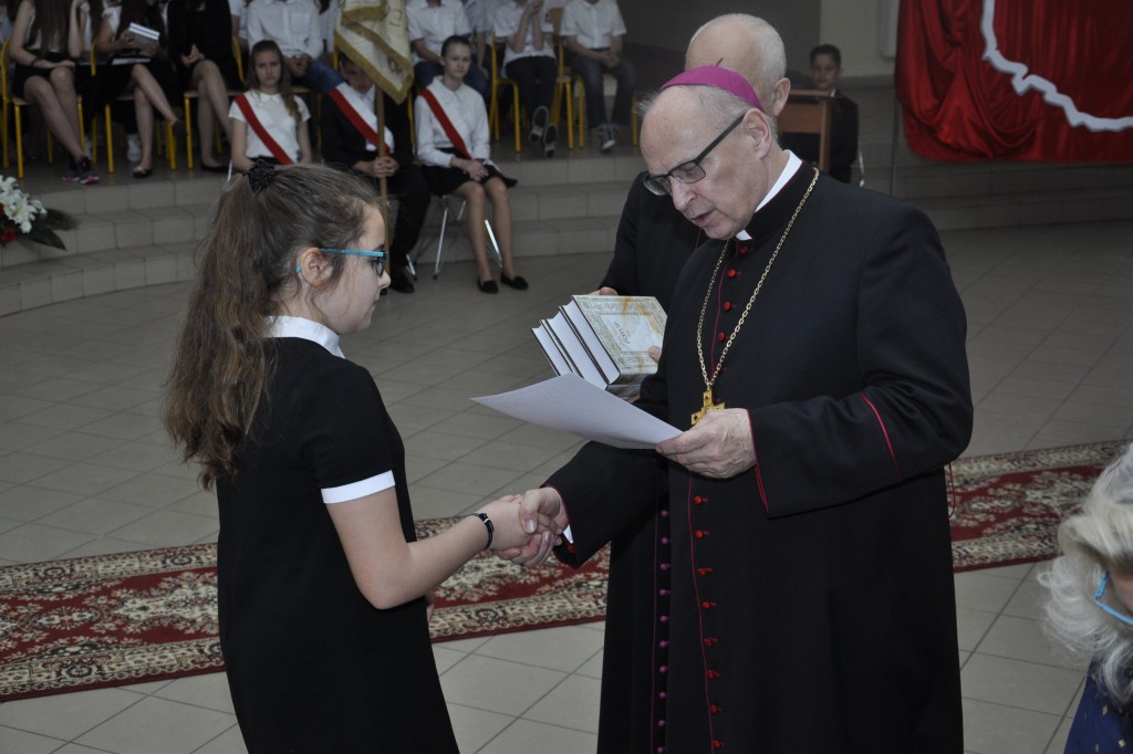Biskup Mering na uroczystości w SP 23