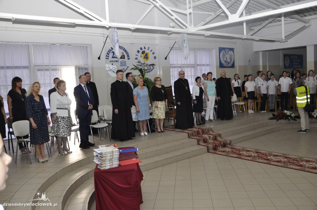 Biskup Mering na uroczystości w SP 23